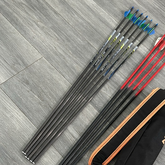 Titan, Compact Back Quiver with Arrows - Picture 4 of 12